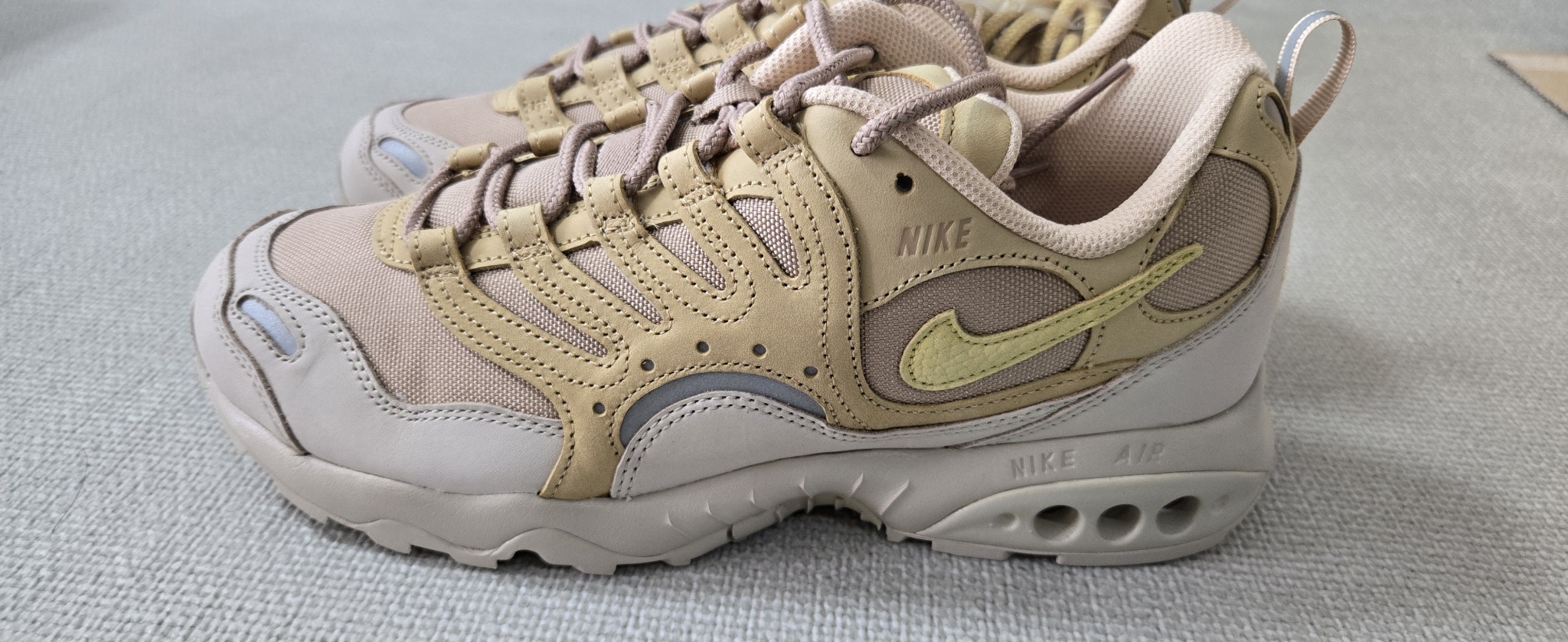 나이키 에어 휴마라 베이지 285사이즈