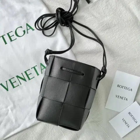 (새상품) 보테가베네타 카세트 미니 버킷백