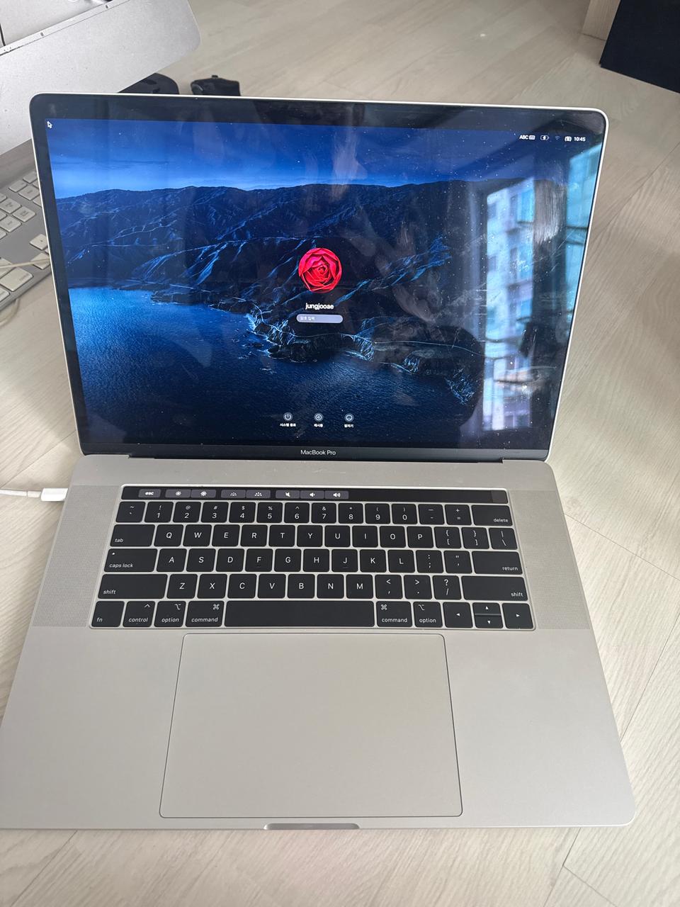 맥북 액정 수리.