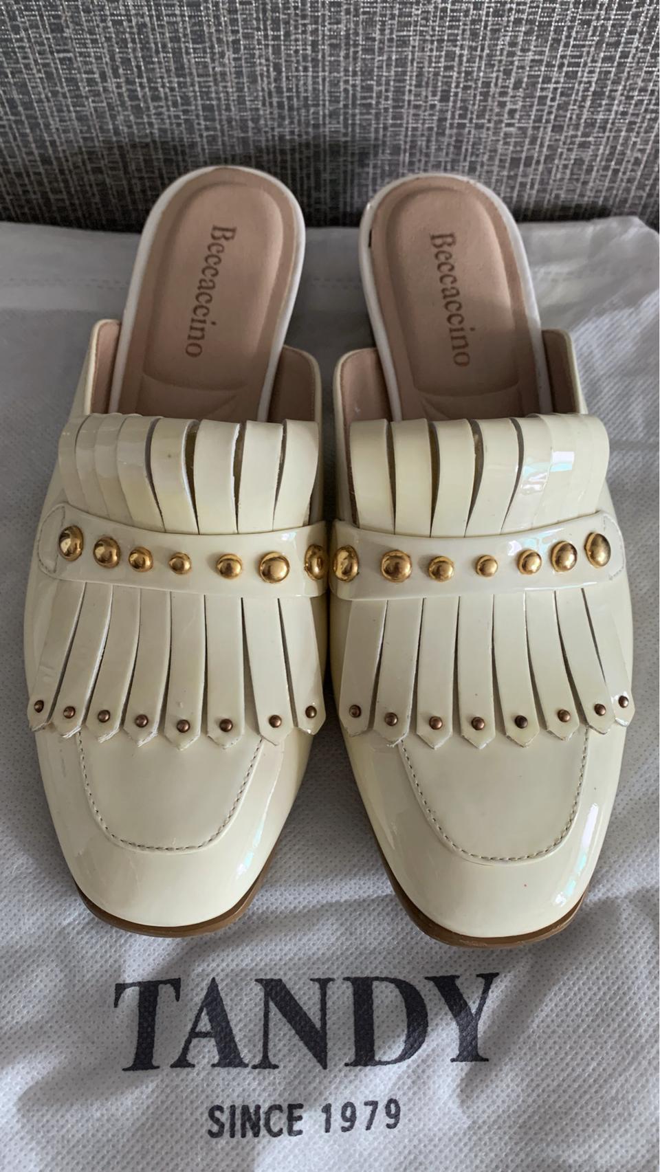 베카치노 프린지 디테일 태슬 블로퍼 에나멜 아이보리 골드 뮬 로퍼 235