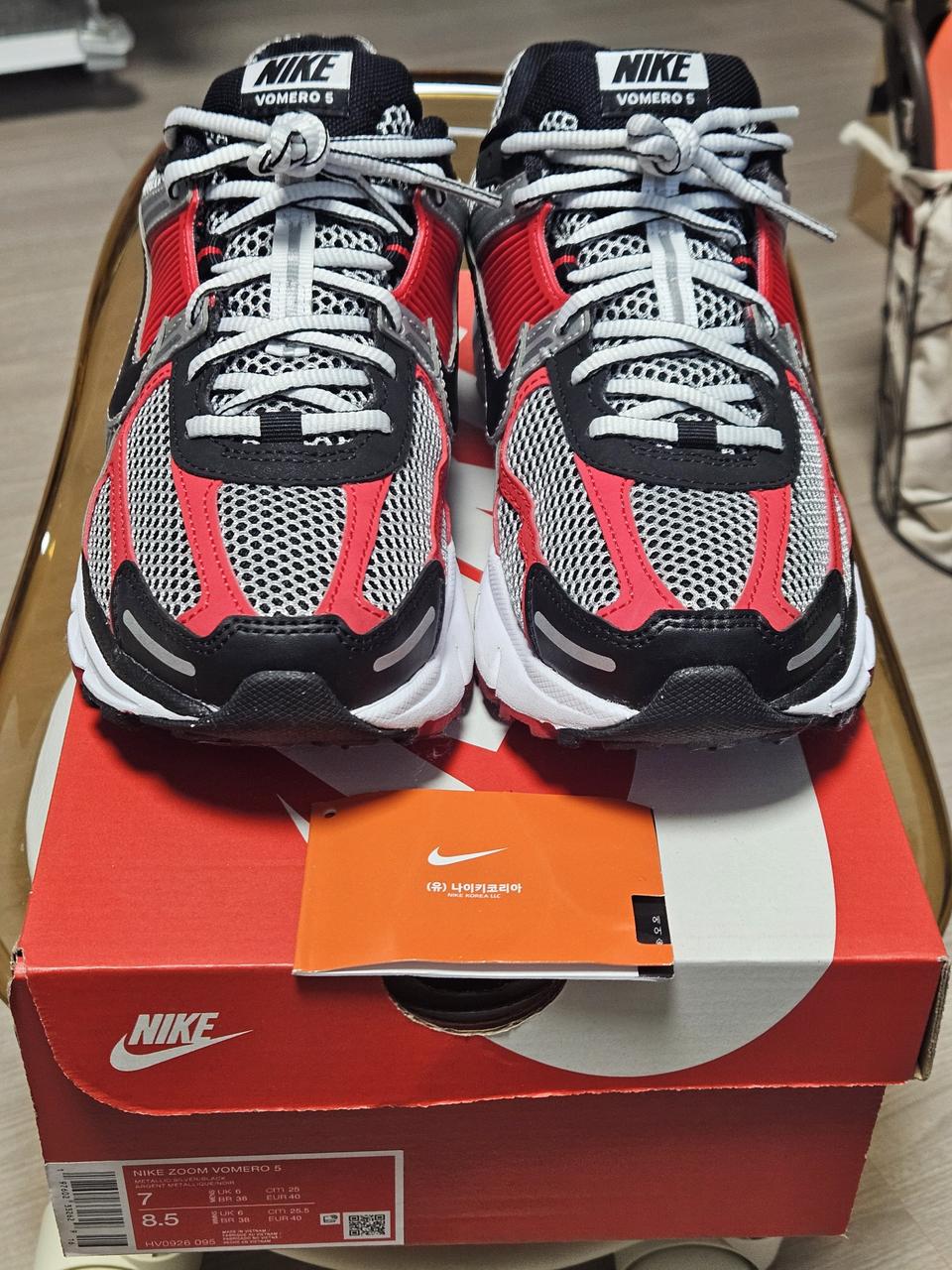 나이키 줌 보메로 5 메탈릭 실버 유니버시티 레드 250 나코탭매장판