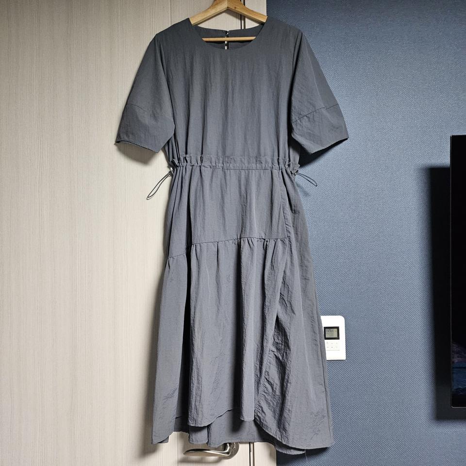 사각사각 퍼프소매 라운드넥 티어드 원피스