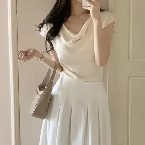 퍼빗 베네티 드레이프 브이넥 하프실루엣 니트탑