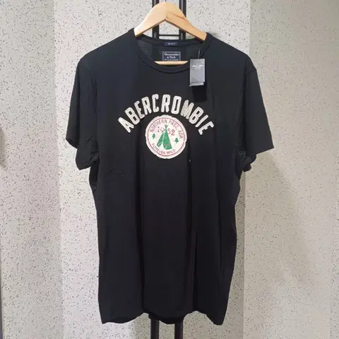 (새상품) 아베크롬비 블랙 1952 포에버 와일드 프린팅 반팔 105