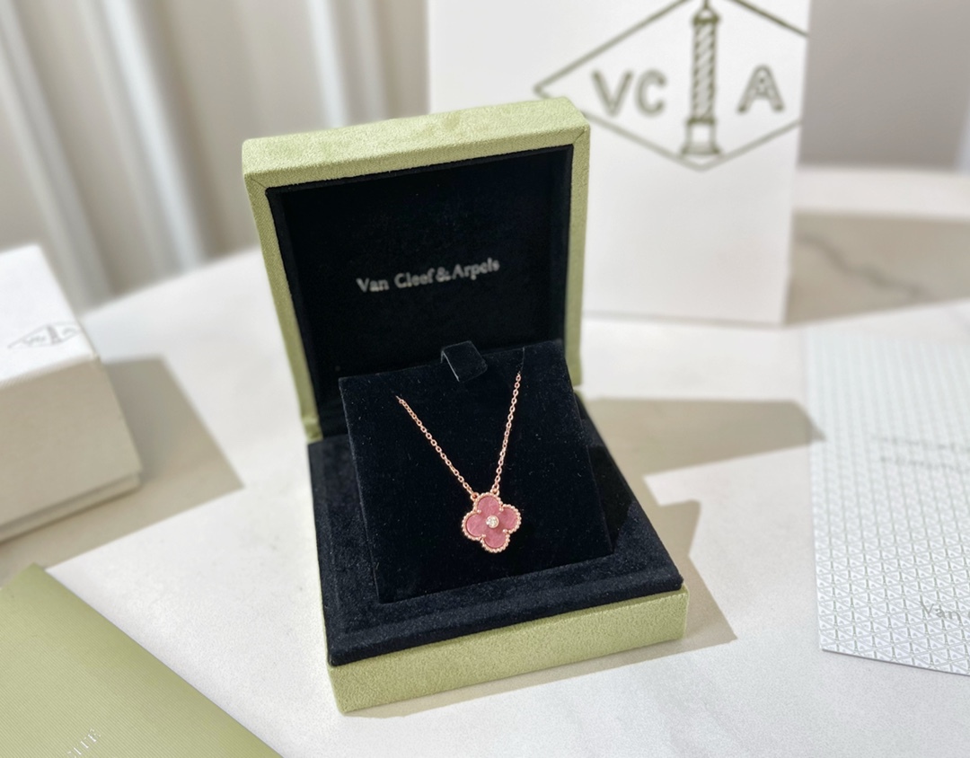 반클리프 앤 아펠 핑크 로즈 쿼츠 네크리스