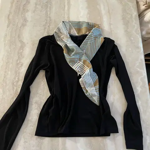 고급스러운 스카프 카라 긴팔 티셔츠 레이온