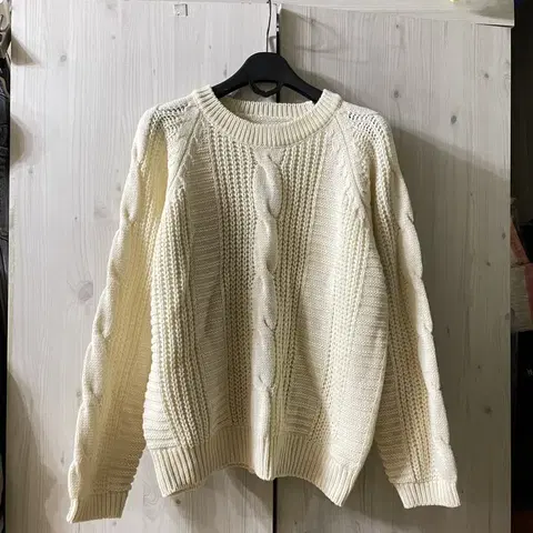 새상품) 아이보리 화이트 꽈배기 니트