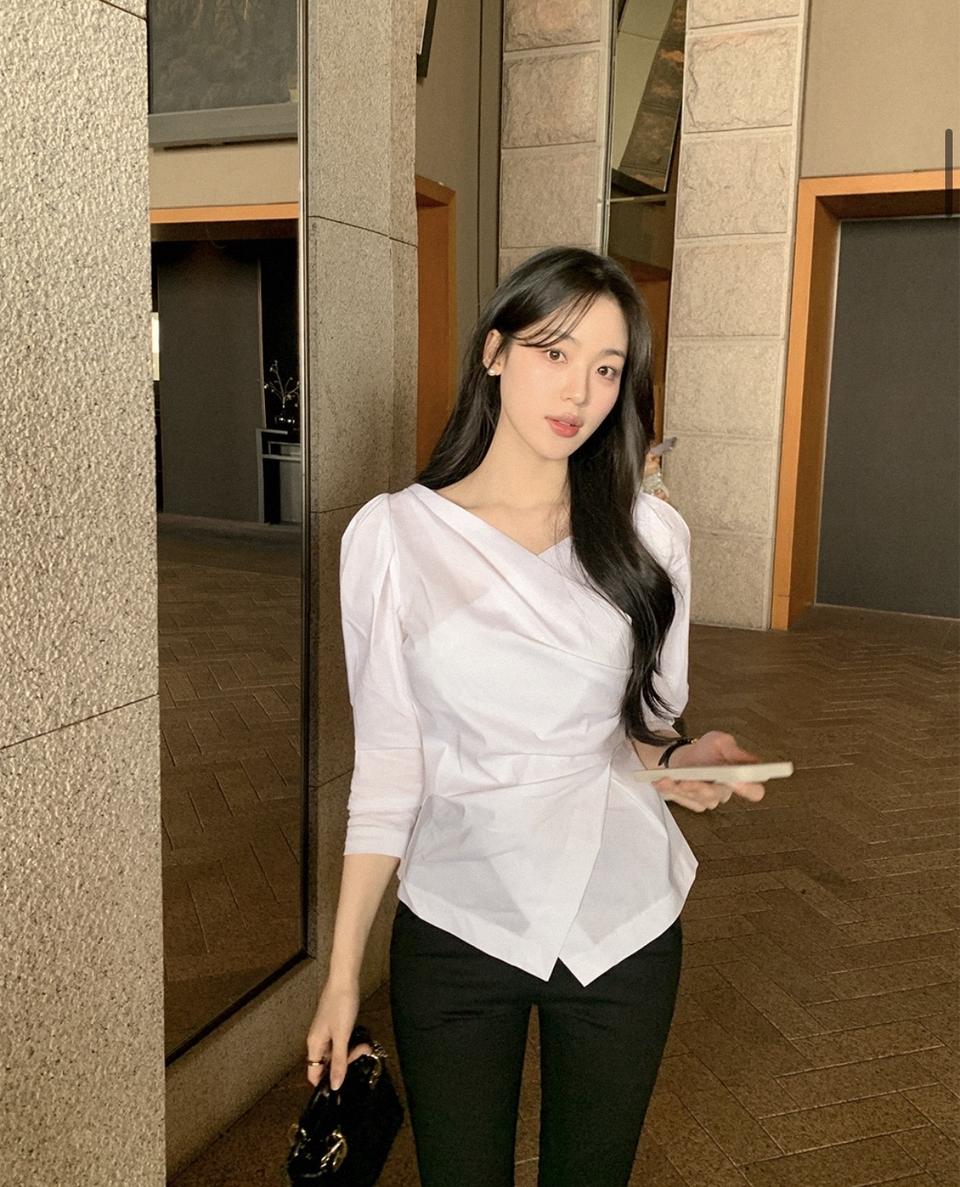 렌느 코튼 셔링 랩 블라우스