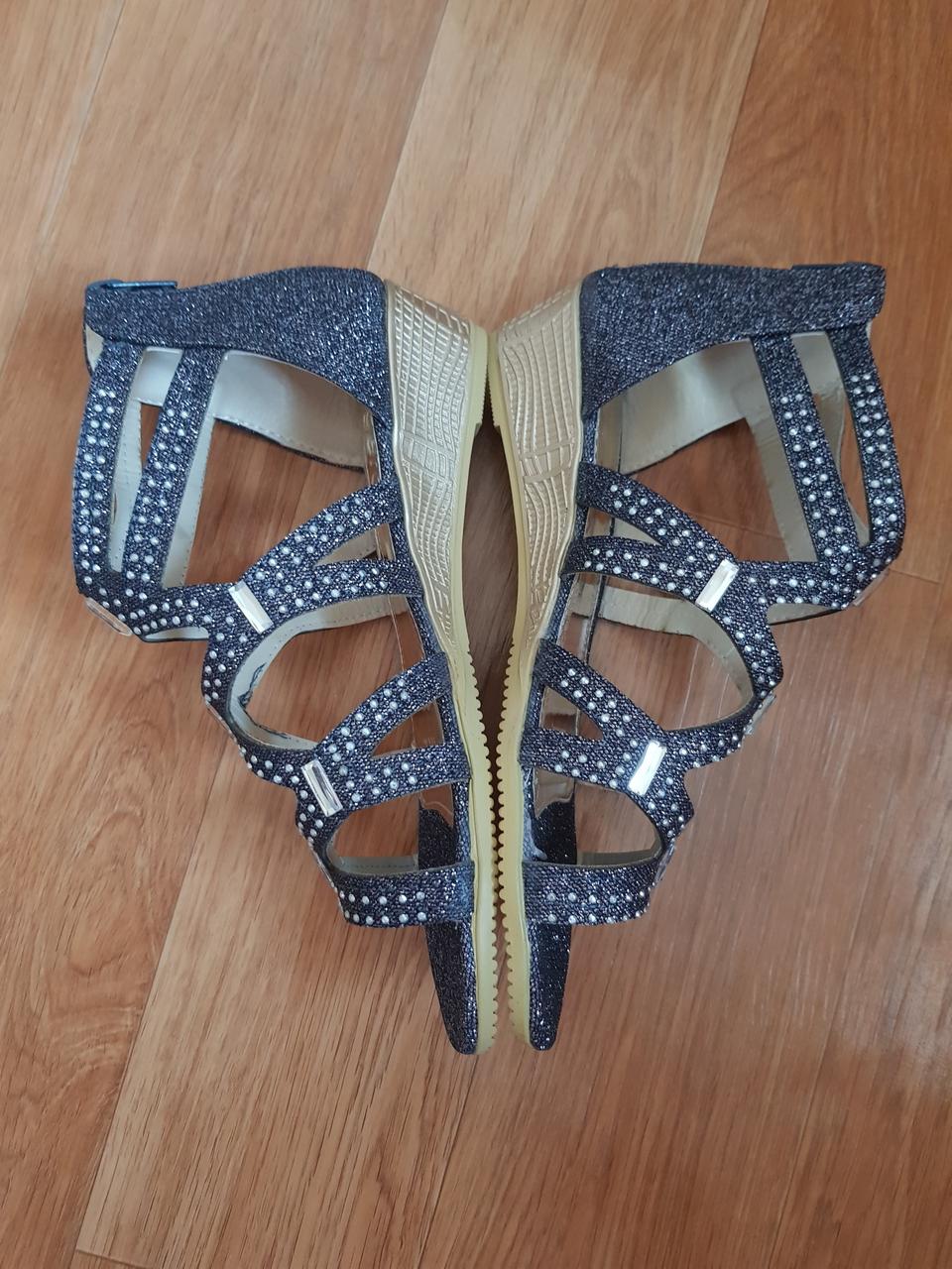 할인 중 ( 새 제품 )=> 반짝이는 샌들 240 팝니다