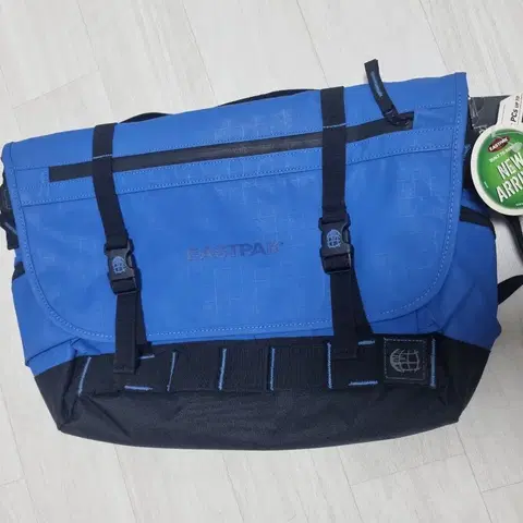 새상품/ eastpak 크로스백 메신저백 블루