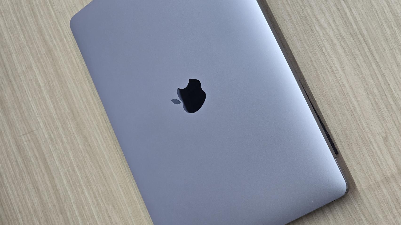 맥북프로13 2018 터치바 i5 2.3쿼드  8G  256G  상태최상