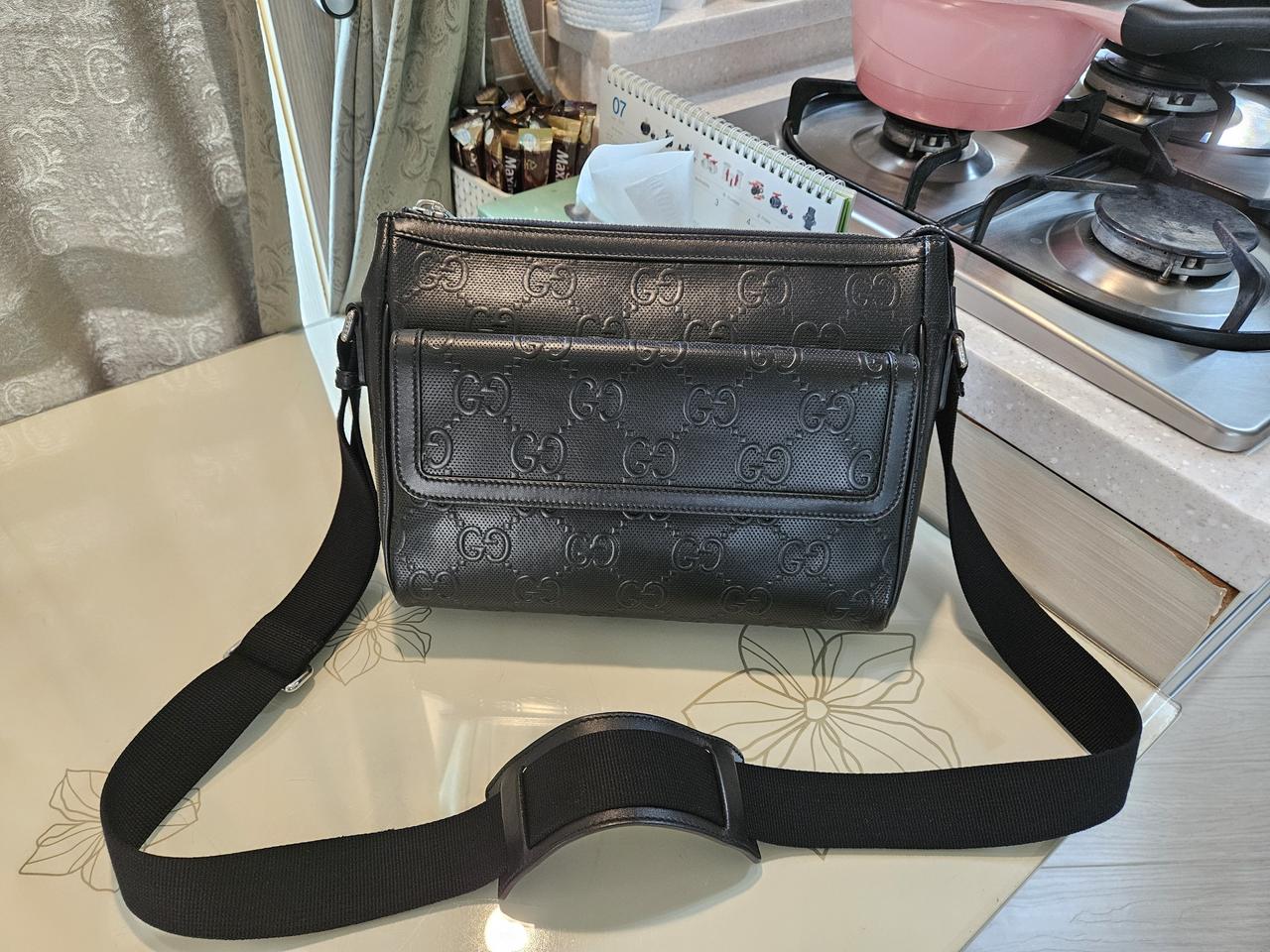 구찌 GG엠보 레더 메신저백