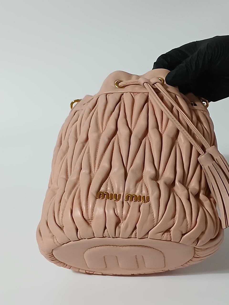 미우미우 마테라쎄 나파 가죽 버킷백