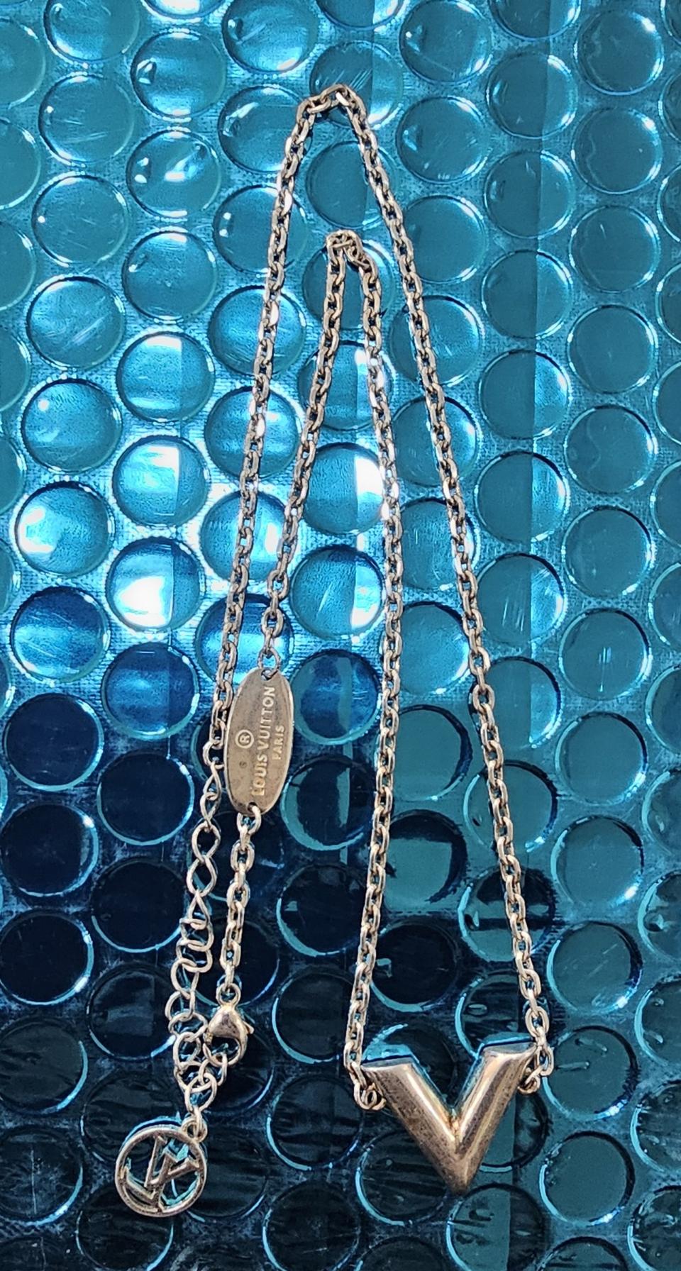 루이비통 LV 볼트 목걸이 M64858