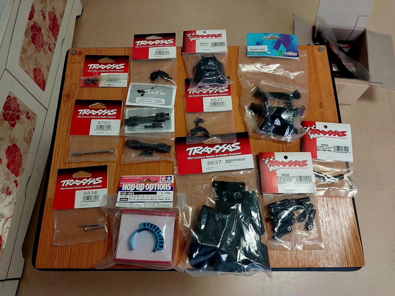 rc카 트랙사스 부속들 팝니다