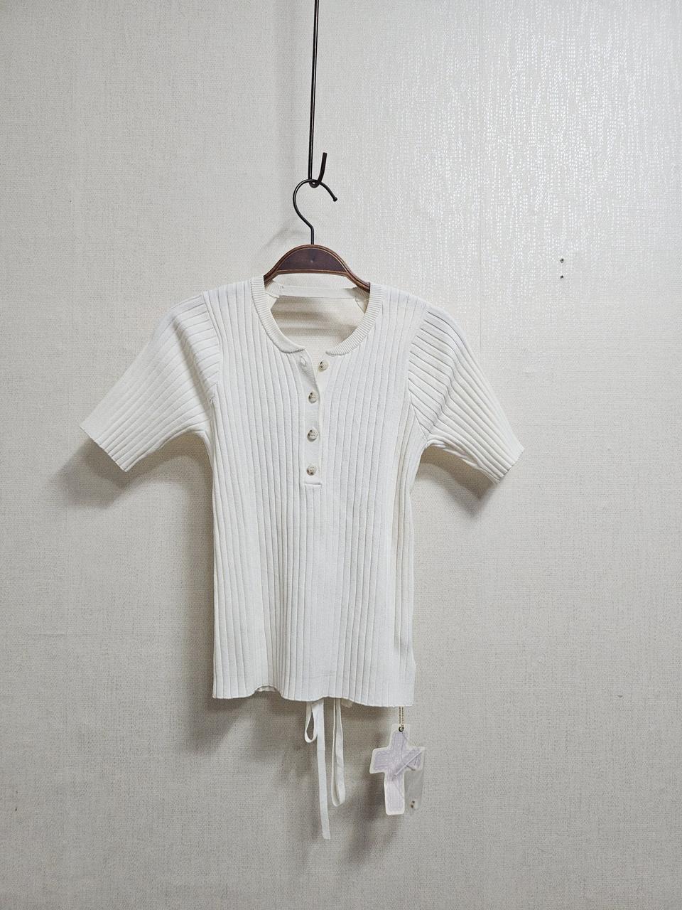 Rosaky 아이보리 뒤오픈 니트티 새옷상태 표기프리 55