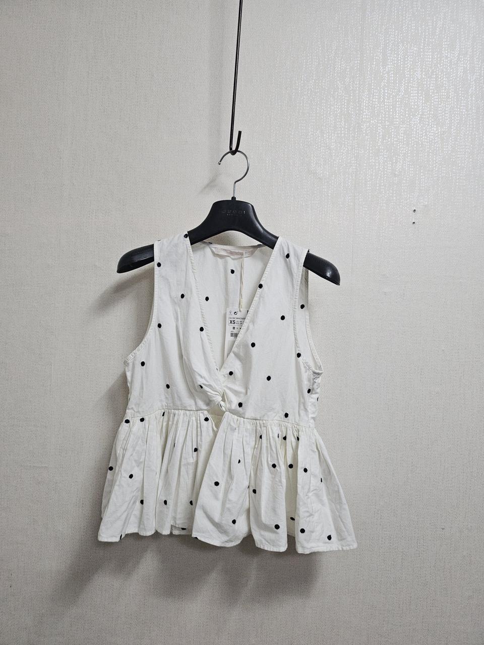 자라 도트 크롭나시블라우스