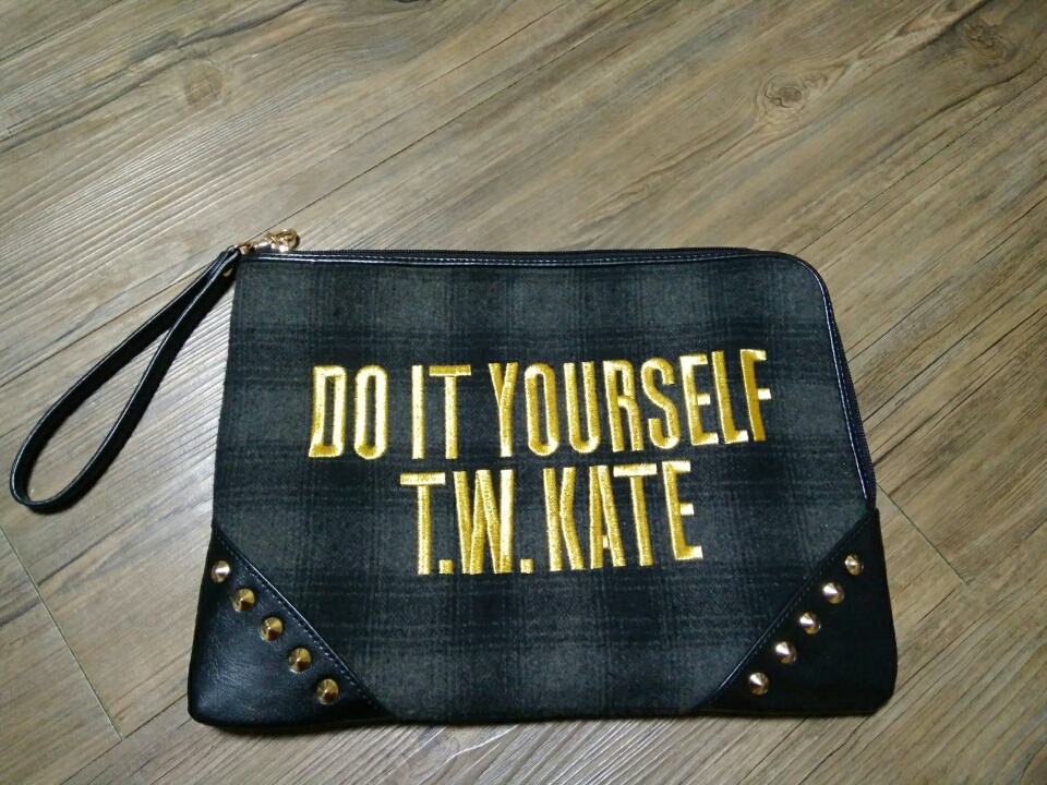 (할인)원가10만원 '울' 새상품  블랙 골드 체크 가죽 클러치