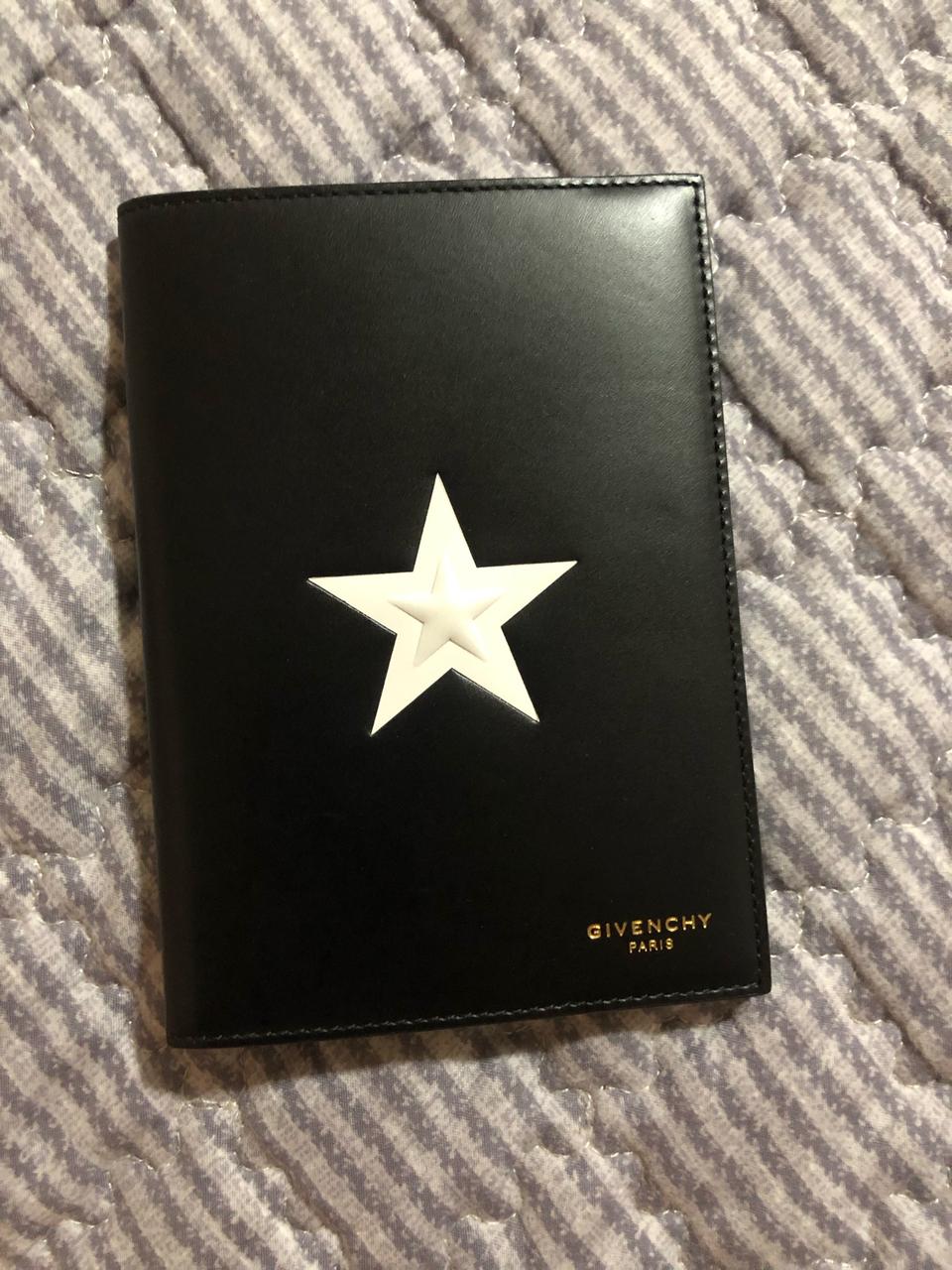 지방시 여권케이스