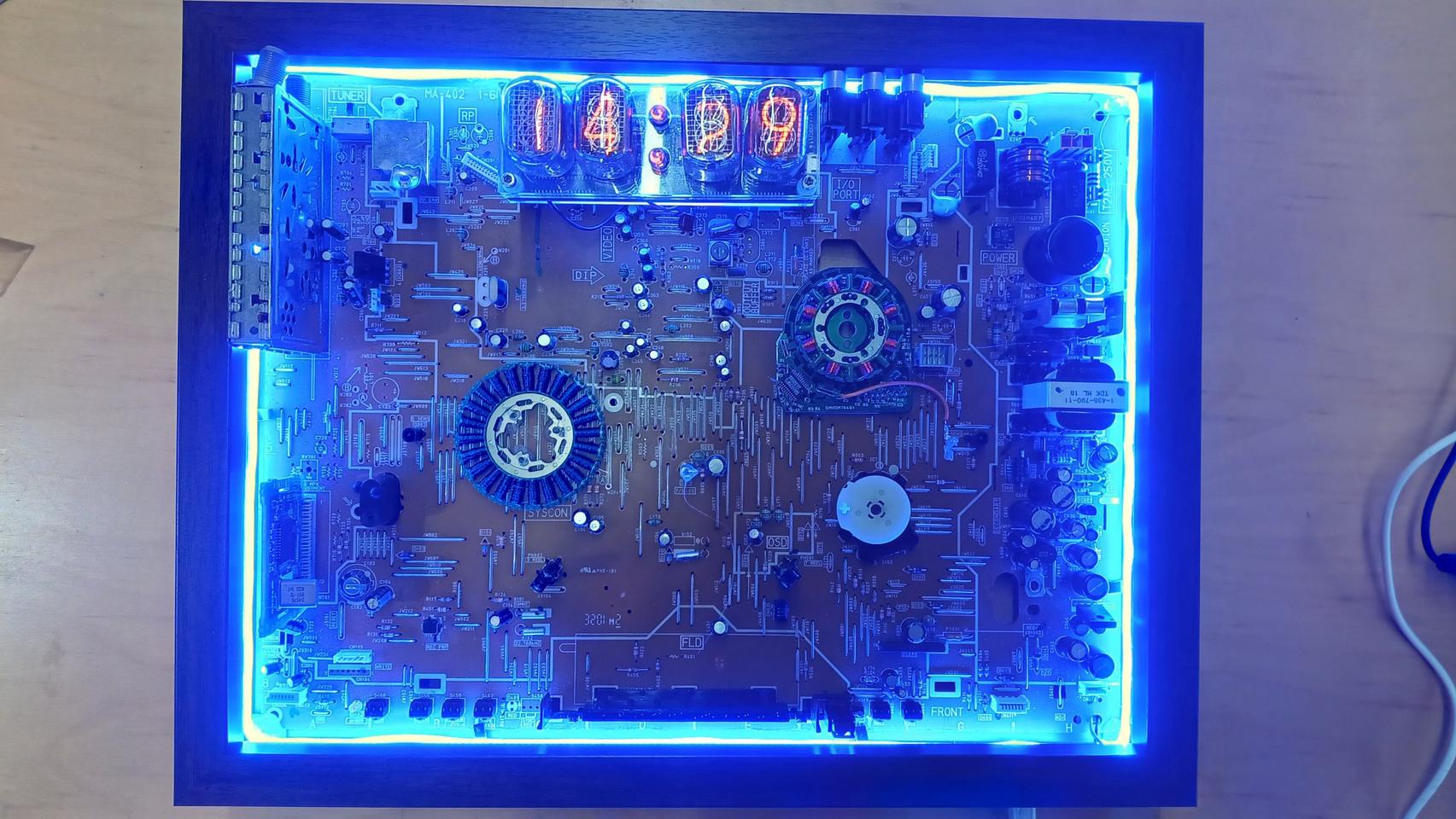  시공간을 담은 아트피스: 빈티지 닉시 클락 PCB 어셈블리 액자