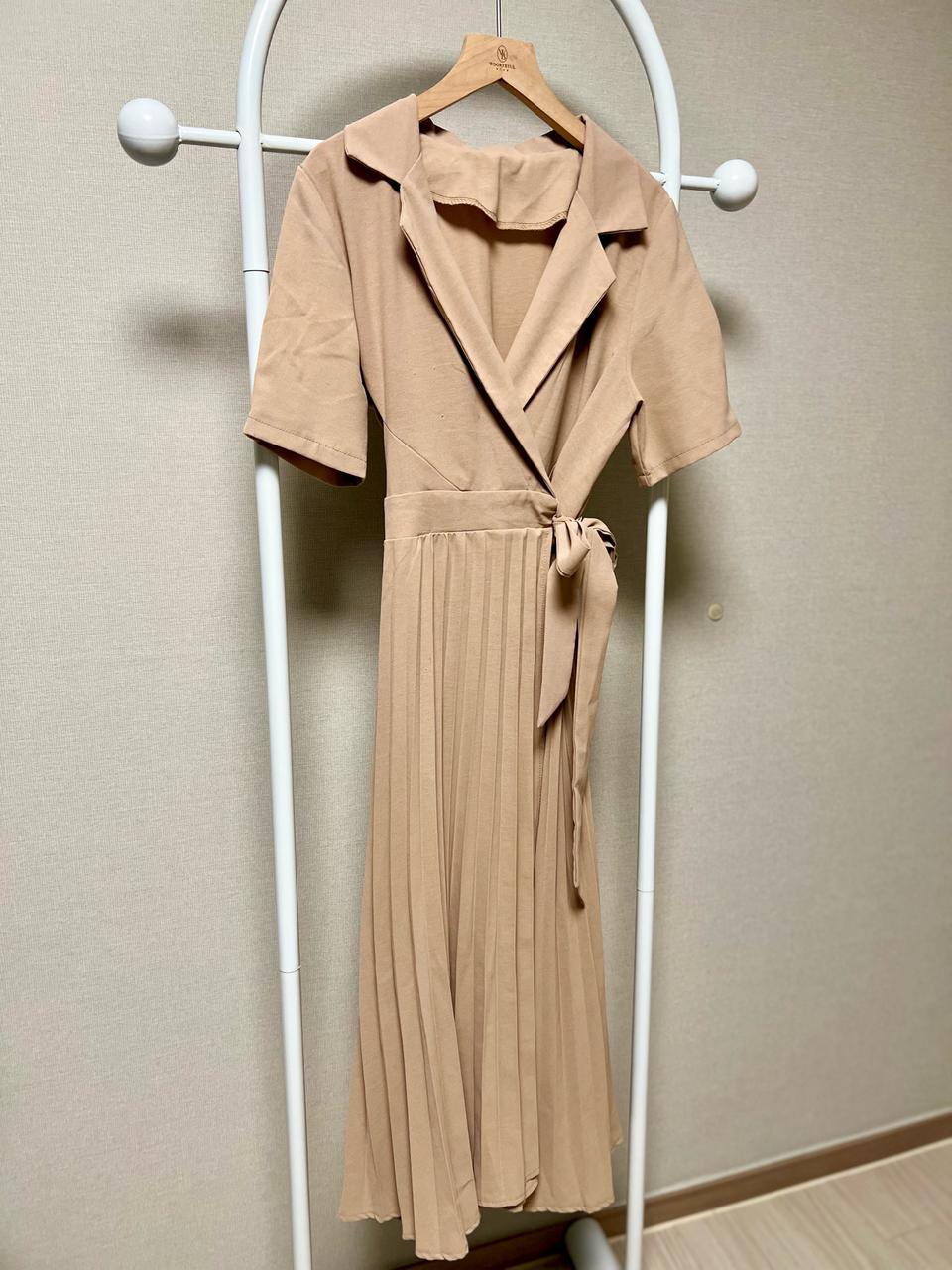 트렌치 반팔 원피스 플리츠 벨트 리본 카라 베이지 롱 미디 ops