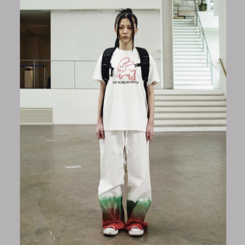 THE MUSEUM VISITOR 래빗 프린티드 반팔 티셔츠