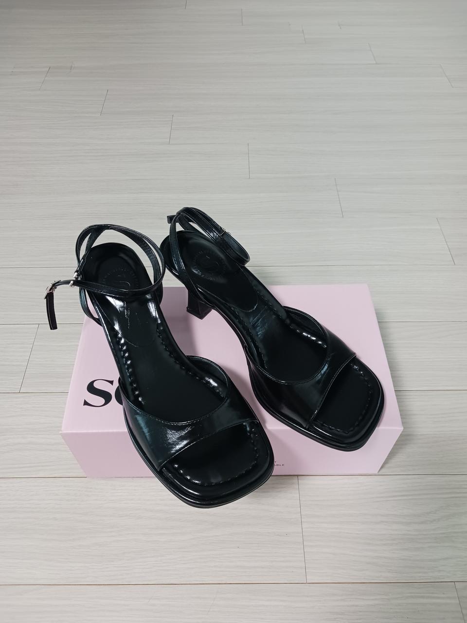 (새상품)소보제화 라이튼 세미스퀘어 스트랩샌들힐