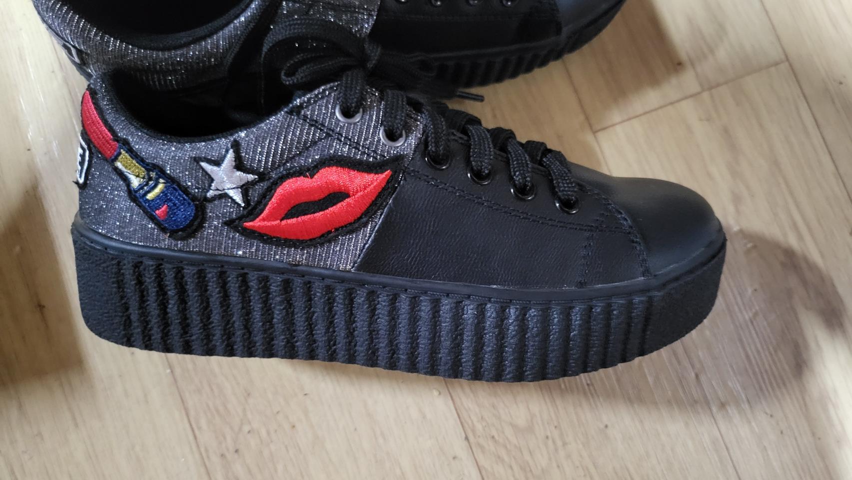 235) kissing 스니커즈