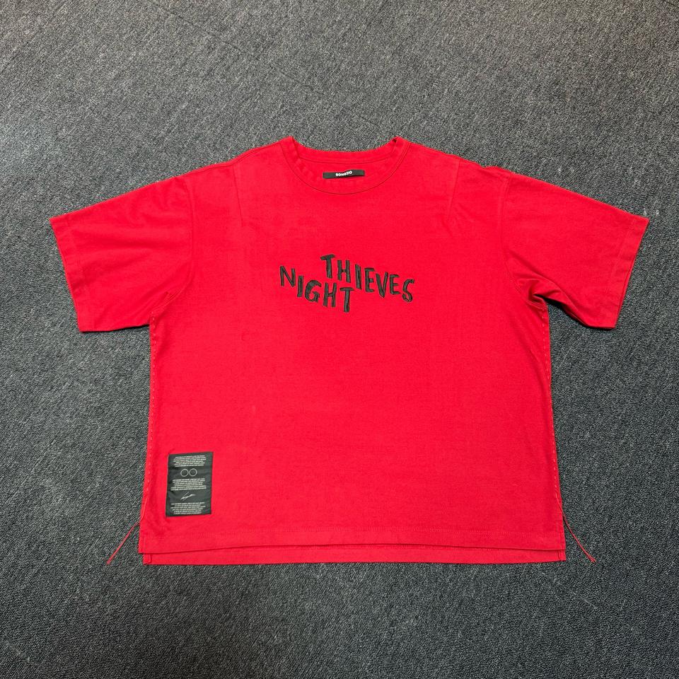 송지오 컬렉션 NIGHT THIEVES 타이틀 레드 티셔츠
