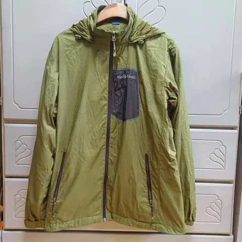 몽벨 카키 아웃도어 바람막이 사이즈 100 (가을용)