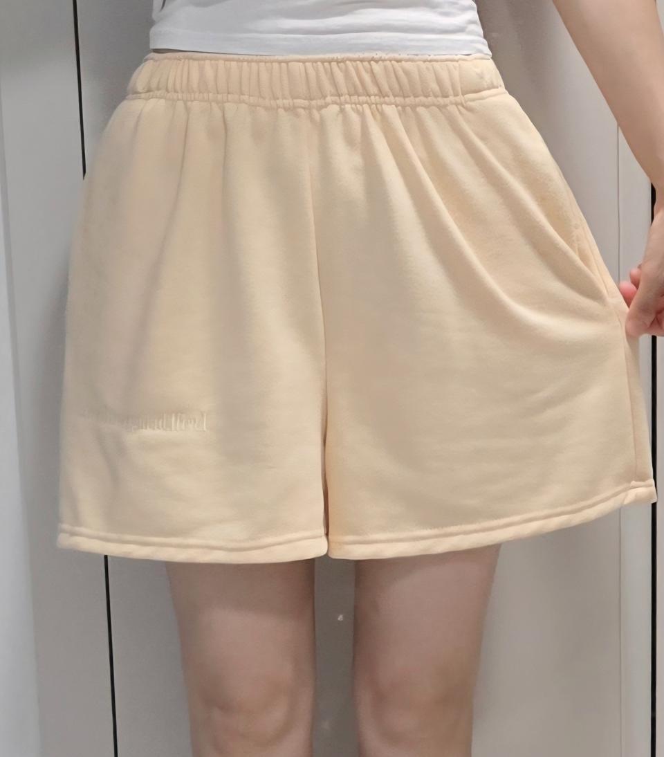 두께감 있는 노란색 반바지 추리닝
