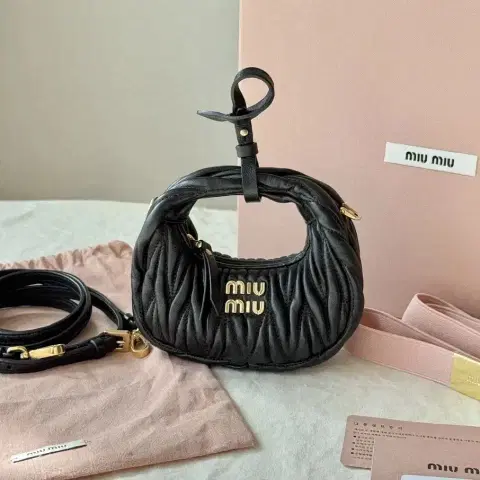 미우미우 완더 마테라쎄 나파 가죽 마이크로 호보백