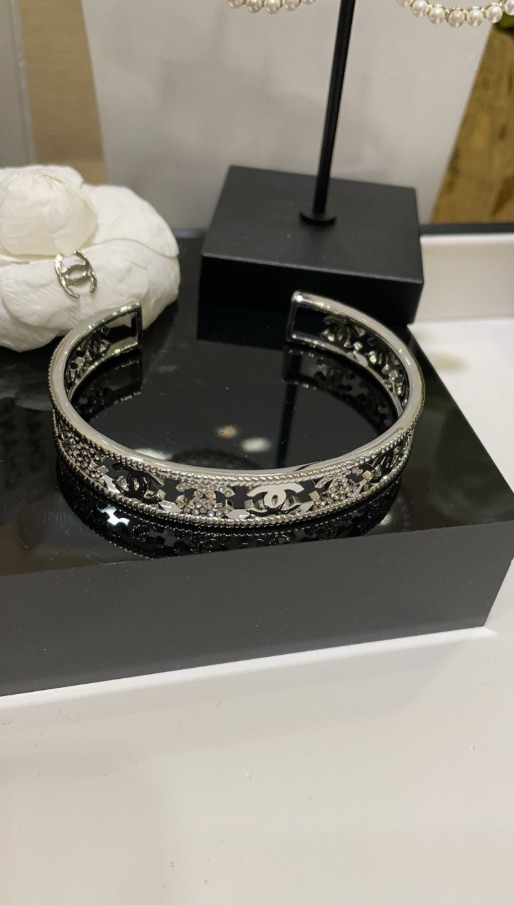 샤넬 펀칭 실버 팔찌