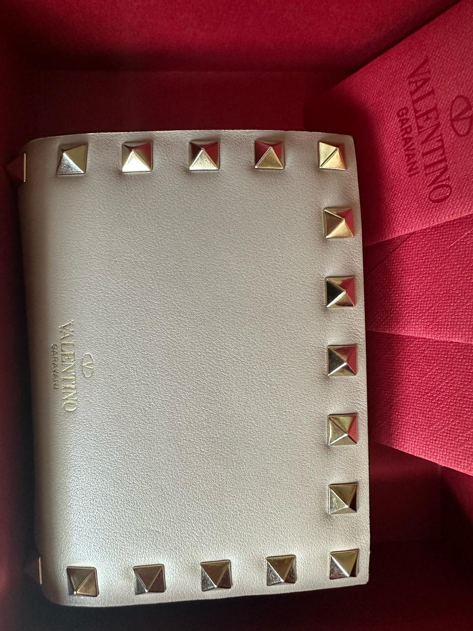 발렌티노 락스터드 중지갑 핑크베이지