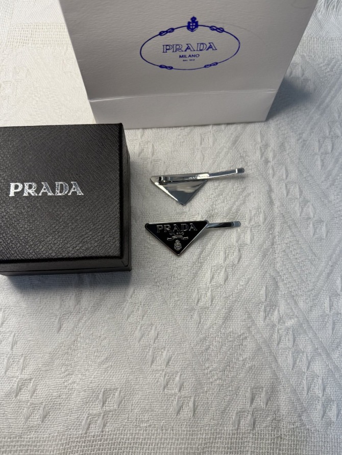 프라다 삼각 로고 클립집게핀