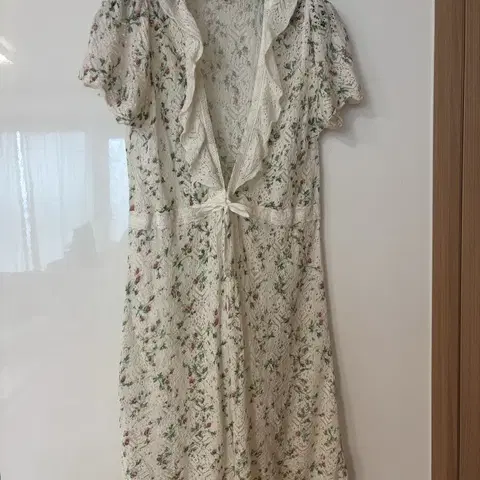 써스데이아일랜드 잔꽃 펀칭 뜨개 아일렛 반팔 로브 가디건 여행룩 휴가룩