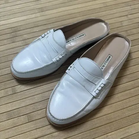 마놀로블라닉가죽화이트뮬