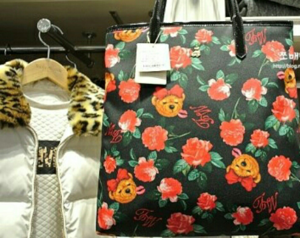 (할인)원가13만원 새상품 플라워 베어 숄더백