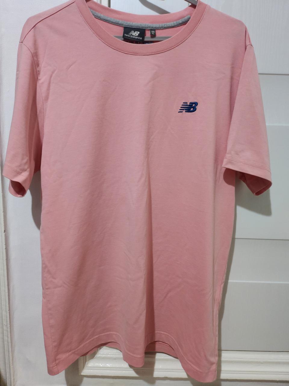 뉴발란스 핑크 반팔 티셔츠입니다사이즈는 XL이고, 면 혼방 소재로 편하