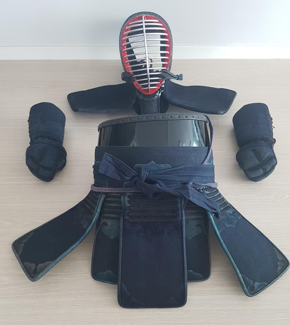 야구 장비, 검도 장비, 아오자이, 배드민턴, 팝니다