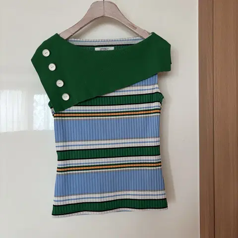 에고이스트 20년 스트라이프 사선 민소매 나시 슬리브리스 티셔츠 여행룩