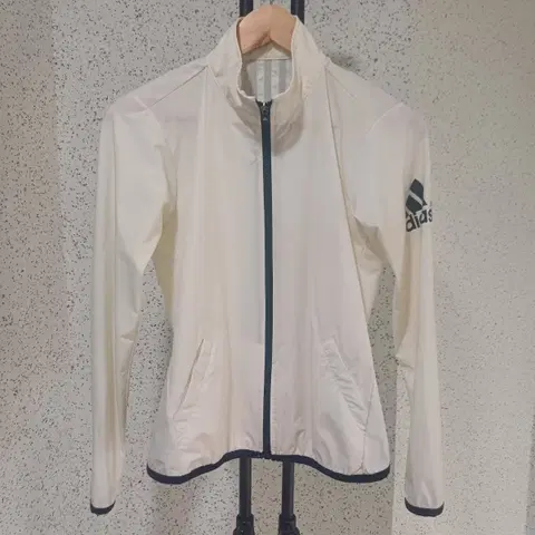 아디다스 기능성 스판 윈드브레이커 아이보리 90
