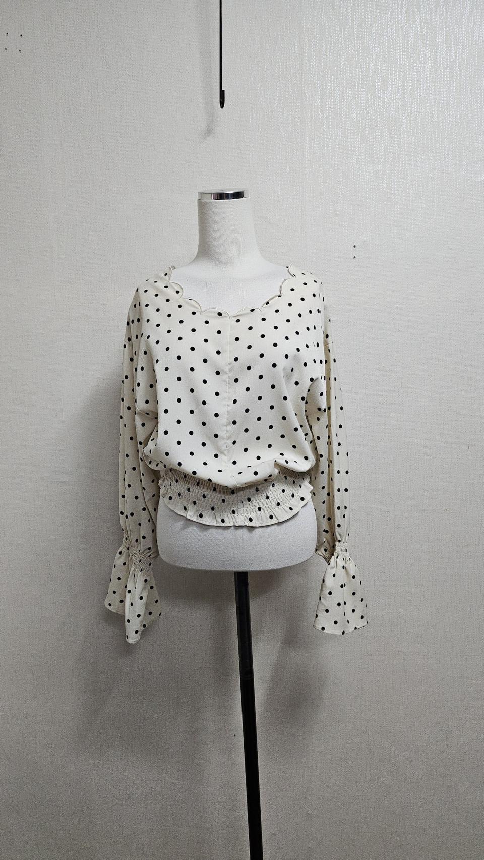 일본수입 웨이브레이스 넥라인 도트크롭블라우스 55