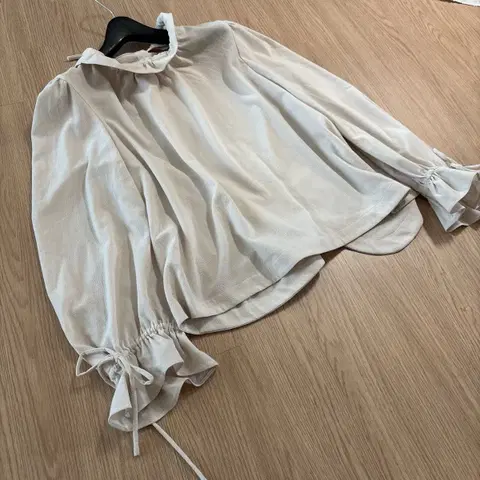 제평 베네띠 프릴 시어서커 벌룬 지지미 리본 블라우스 하객룩 타임마인랑방
