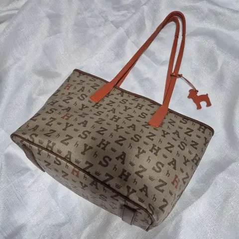 헤지스 로고패턴 퍼피 쇼퍼백