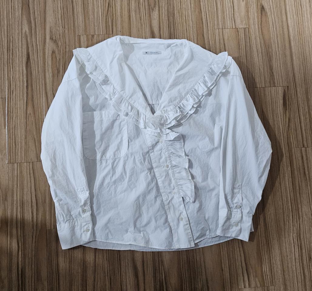 빅카라 언발 프릴 셔츠