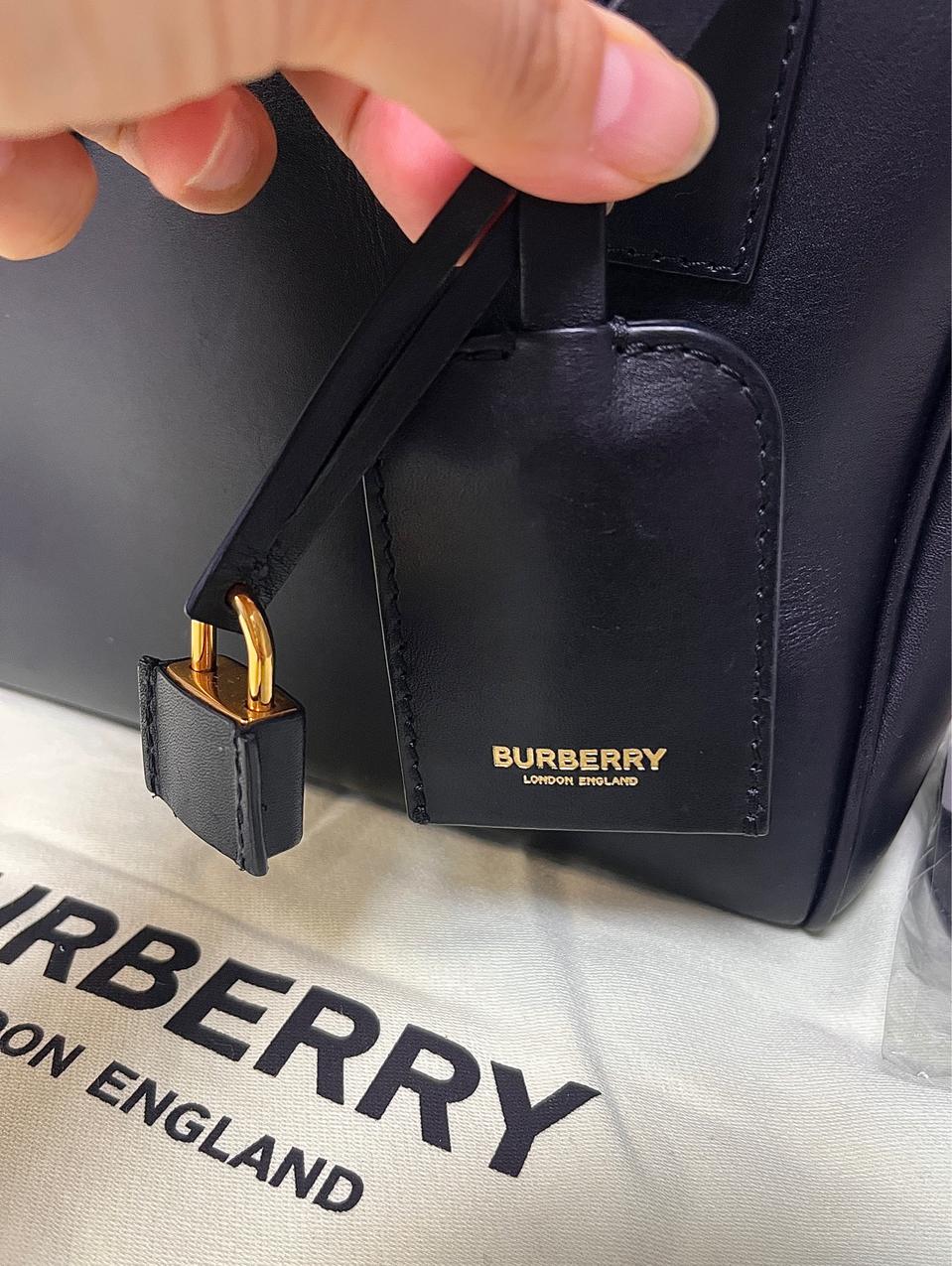 정품 버버리 레더 큐브백