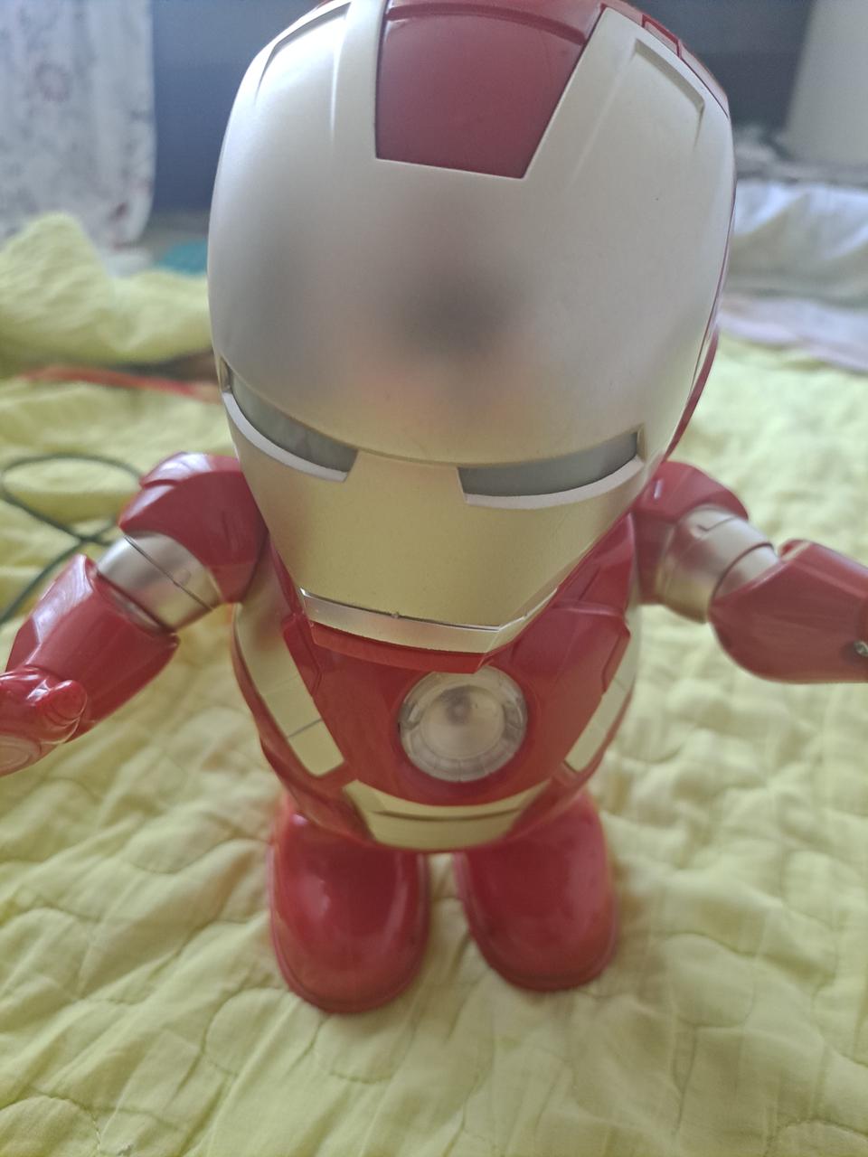 아이언맨 댄싱 로봇이에요아이들이 좋아해요~ 춤도 추고 불빛도 나와서