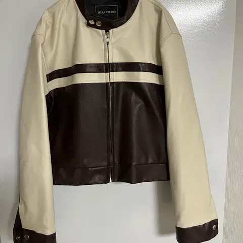 투플랜스튜디오 페이크 레더 자켓