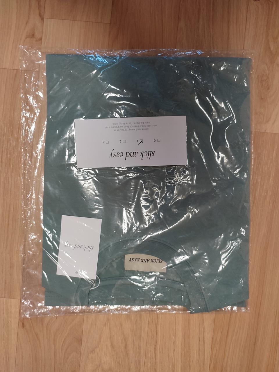 슬릭앤이지 베이커티셔츠 미개봉 쿠어탑텐스파오지오다노